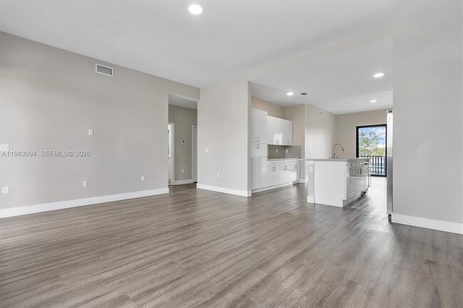 Building Photo - 444 E 16th St