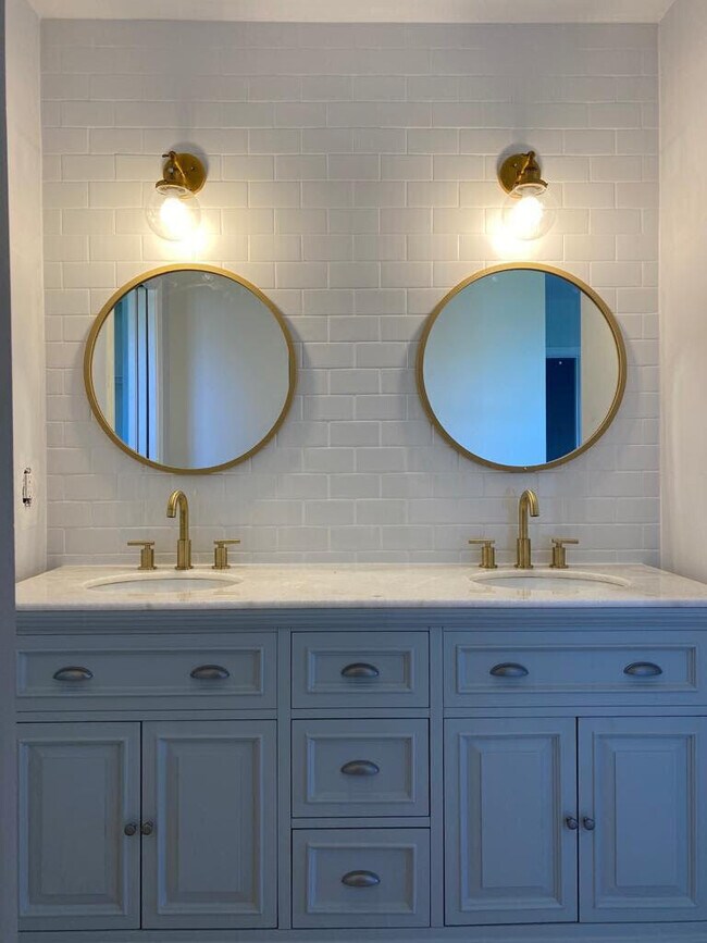 Building Photo - 9973 Three Lakes Cir