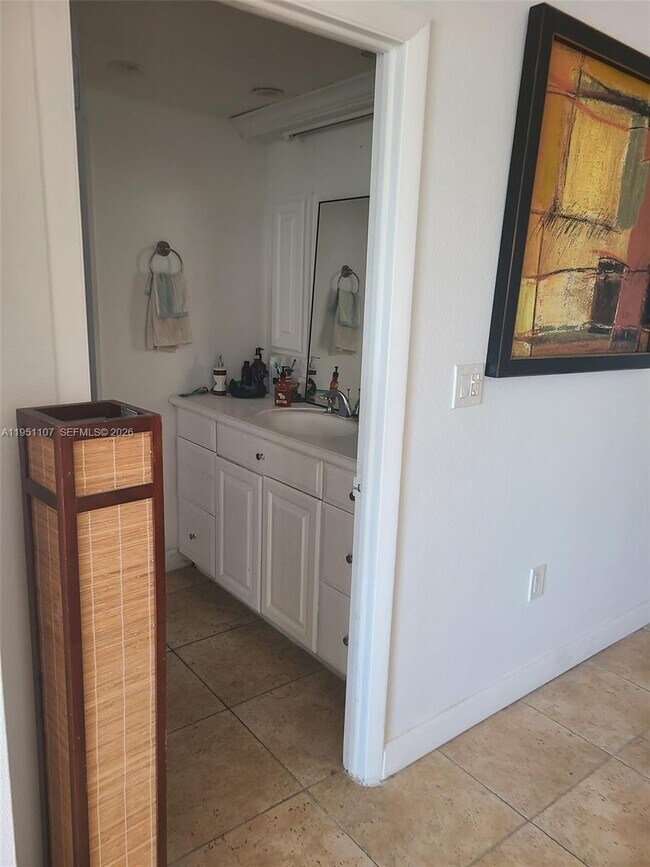 Building Photo - 500 Bayview Dr