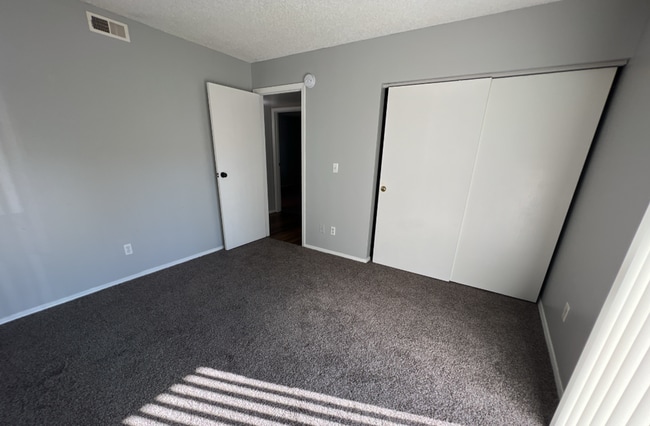 Building Photo - Spacious ground level 3 bedroom Condo in R...