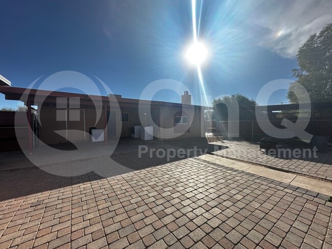 Building Photo - 1132 W Knox Pl