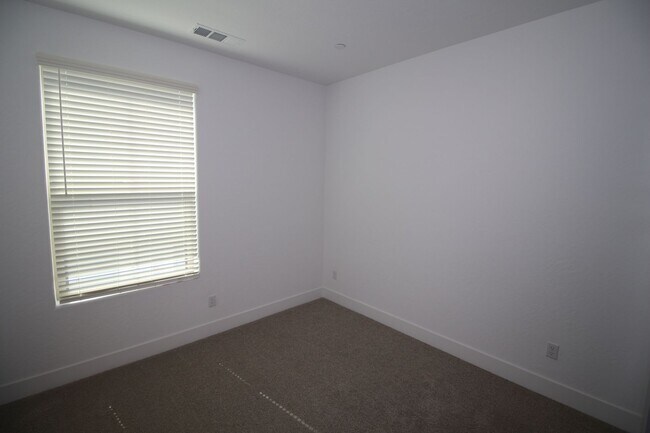 Building Photo - 2737 E Tamarind Dr