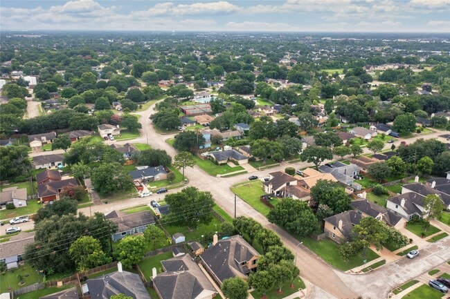 Building Photo - 1103 W Brompton Dr