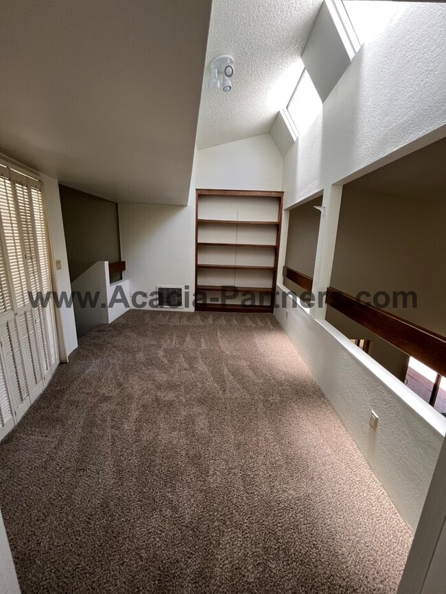 Building Photo - Large Three Bedroom Townhouse