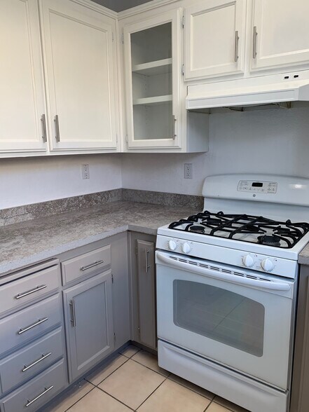 gas stove - 2306 Francisco Ave