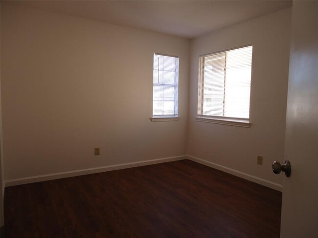 Building Photo - 811 Crieff Cross Dr