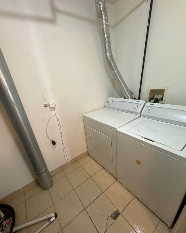 Building Photo - Beautiful 3 bedroom 2 bathroom condo In Near Presidential Library