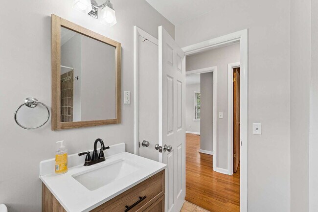 Building Photo - "Charming 3-Bedroom Retreat with Spacious Living in Murfreesboro!"