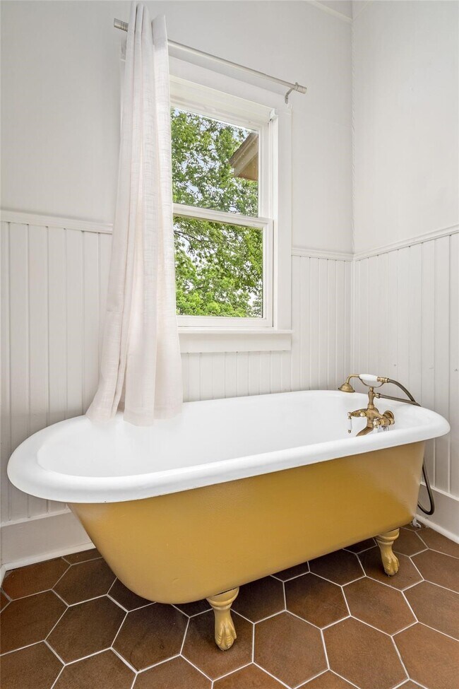 Building Photo - 806 E Main St