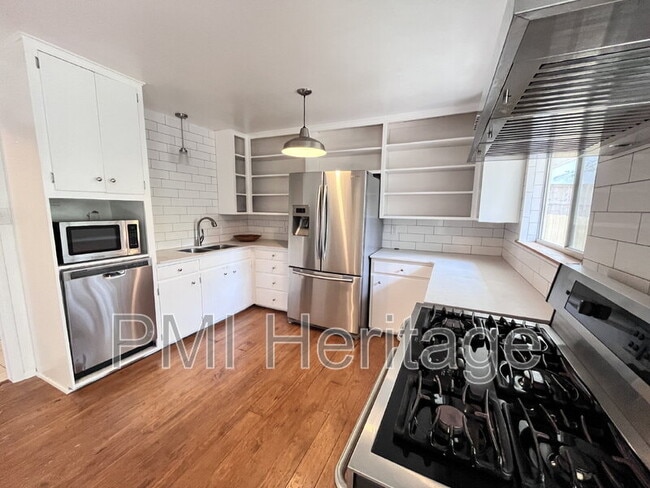 Building Photo - 1139 N Sunset Dr