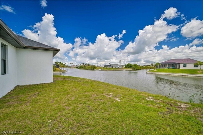 Building Photo - Gorgeous custom built 3/2/1 water front si...