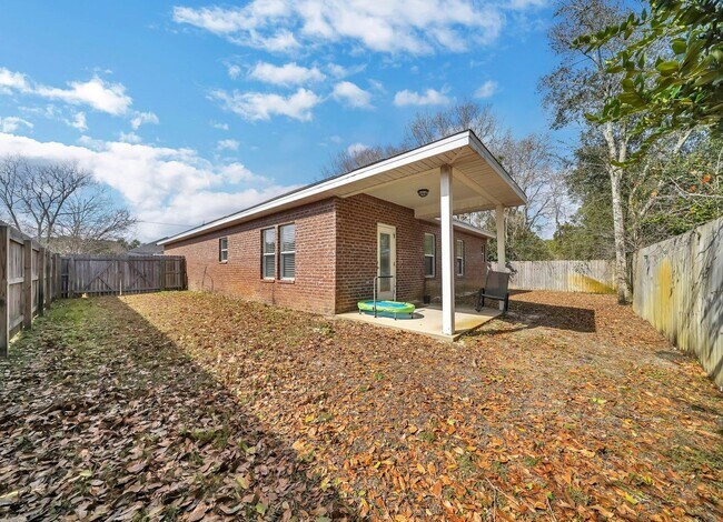 Building Photo - AVAILABLE NOV IN MARY ESTHER!
