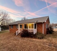 Building Photo - Three bedroom, 1 bath brick ranch in Liberty