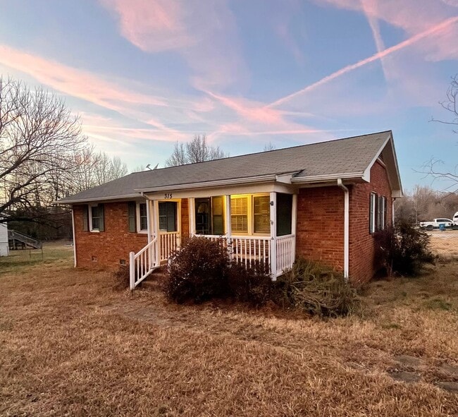 Building Photo - Three bedroom, 1 bath brick ranch in Liberty