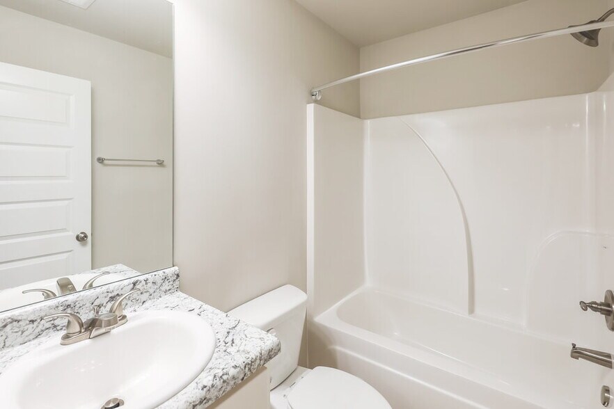 Building Photo - 4 Elm St