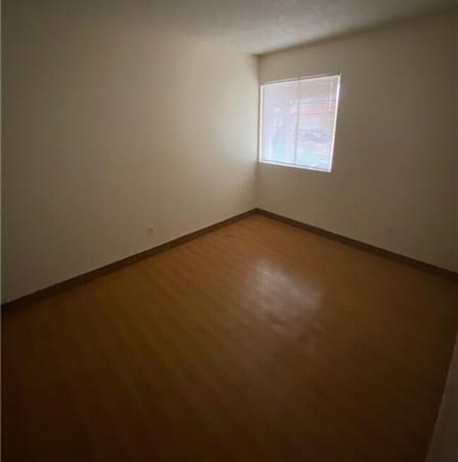 Building Photo - GREAT CENTRALLY LOCATED CONDO READY FOR YO...