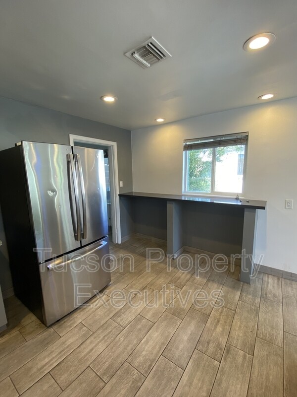 Building Photo - 1421 E Drachman St