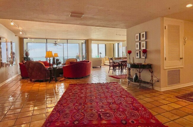 Building Photo - Sarasota Bay Penthouse
