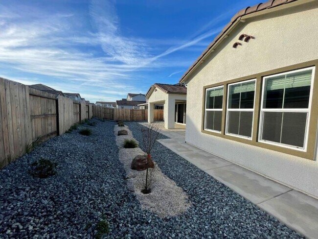 Building Photo - Fabulous Single Level 4 Bedroom in 95757