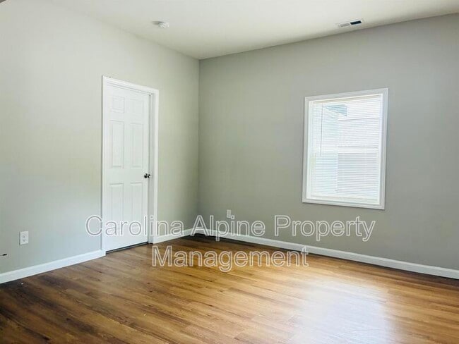 Building Photo - 611 S Mountain St