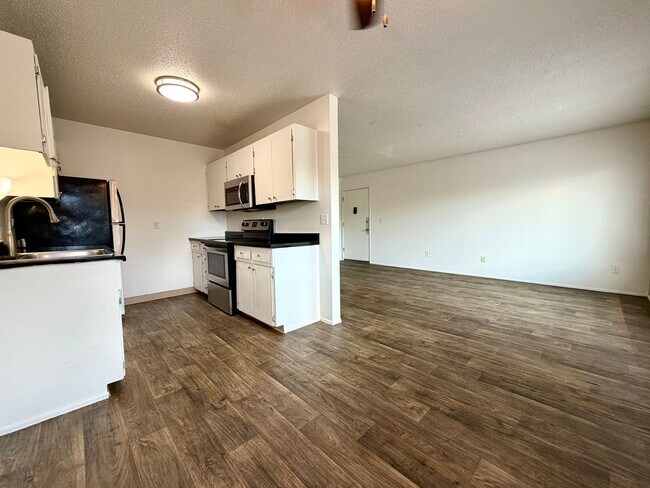 Building Photo - ~Spacious Top Floor Unit~ Great Natural Light~ Updated Appliances~ Pets Welcome!~