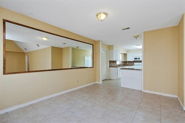 Building Photo - 2007 Highland Hills Dr
