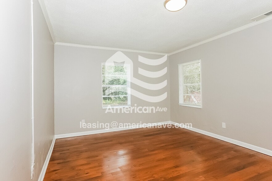 Building Photo - 3406 Seneca Ave