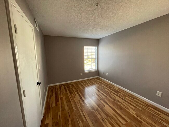 Building Photo - 10421 Beacon Ridge Dr
