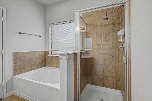 Building Photo - 630 W Newport Bend