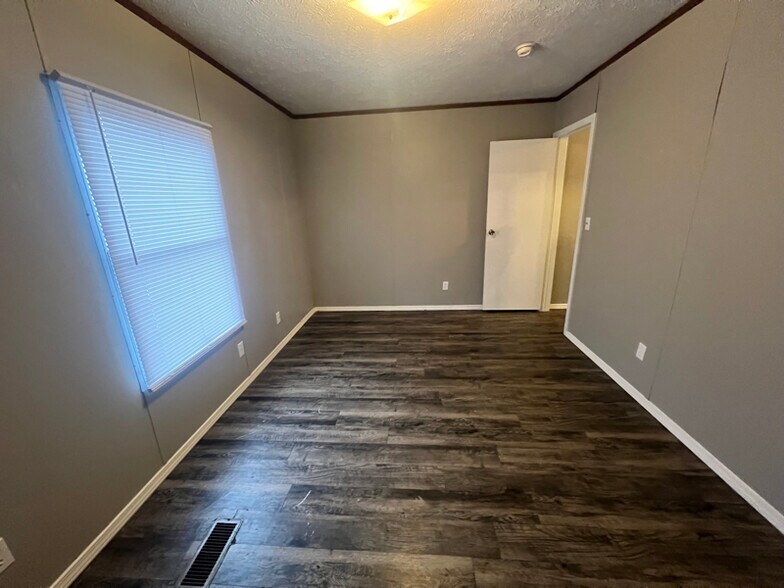 Building Photo - 58 Locust St