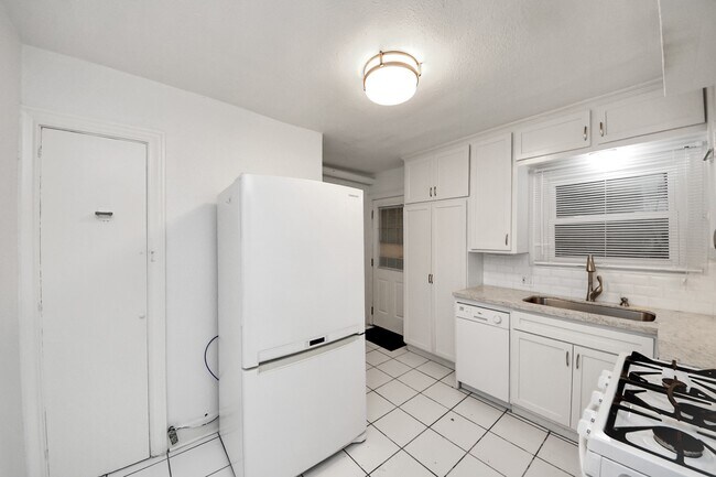 Building Photo - 2332 Sheridan St