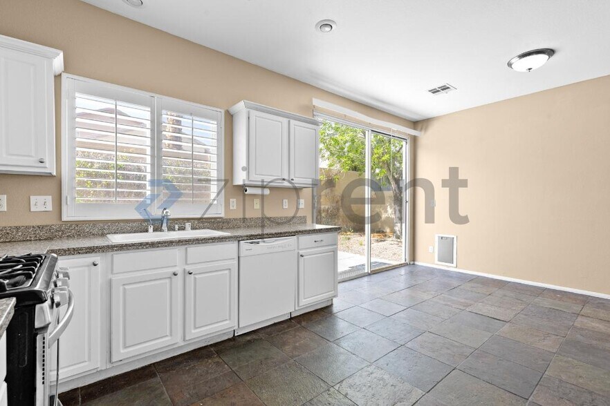 Building Photo - 2455 Silver Sunrise Ln