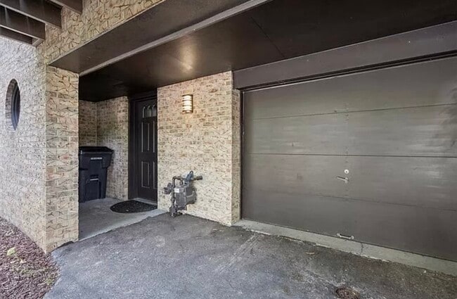 Building Photo - 2716 Bingham Dr