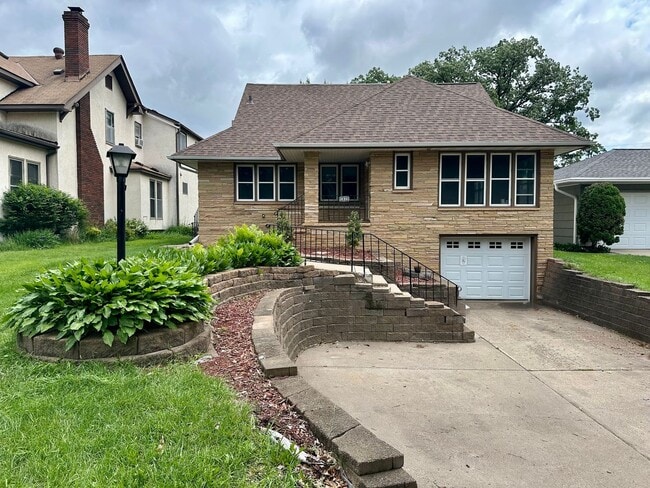 Primary Photo - Beautiful Single Family Home Across from L...
