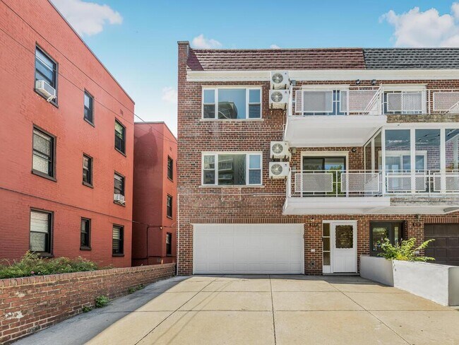 Building Photo - 520 Kappock St