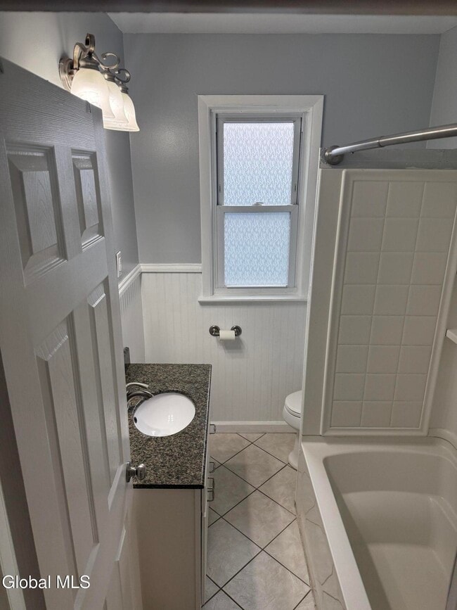 Building Photo - 822 Hampton Ave