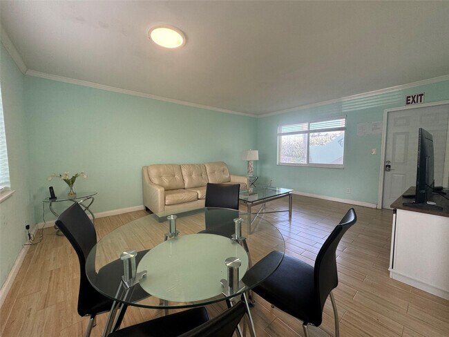 Building Photo - 323 Monroe St