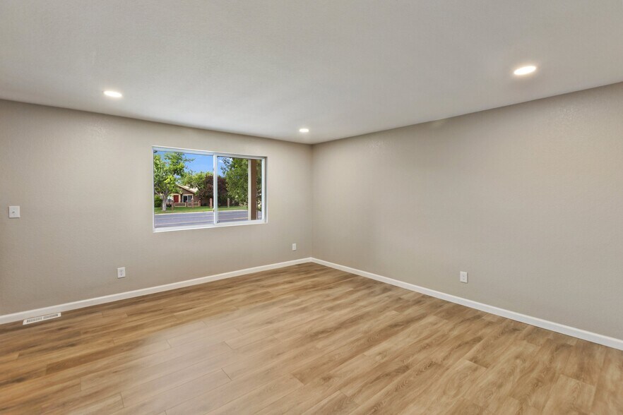 Building Photo - 392 W Rockrimmon Blvd
