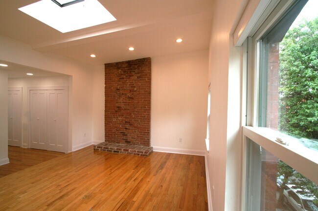 Building Photo - 142 Sussex St