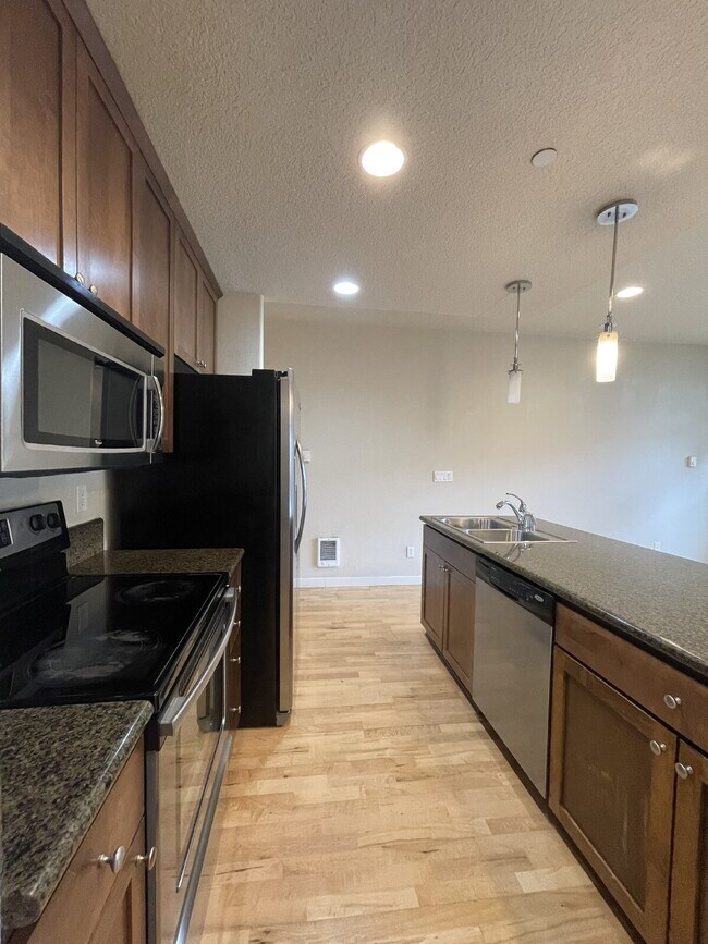 Building Photo - 1 Bedroom, 1 Bathroom Condo with Modern Kitchen and Hardwood Floors