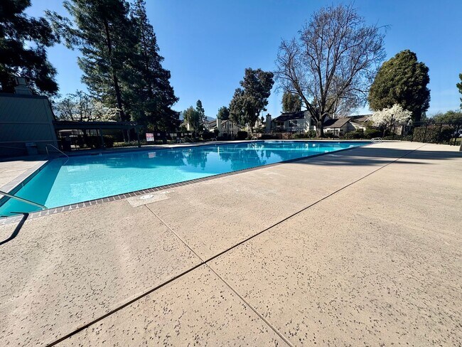 Building Photo - Updated Townhome in Pleasant Almaden Valley Community