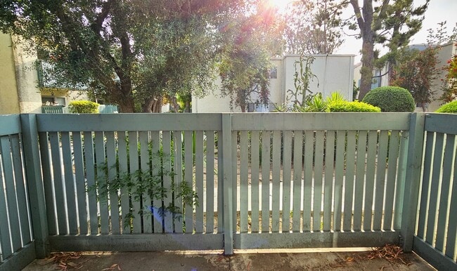 Building Photo - Beautiful 2 Bedrooms, 1 Bath Condo in Grea...