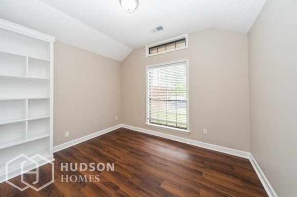Building Photo - SELF TOUR NOW! - 5444 Pine Oak Cv, Memphis...