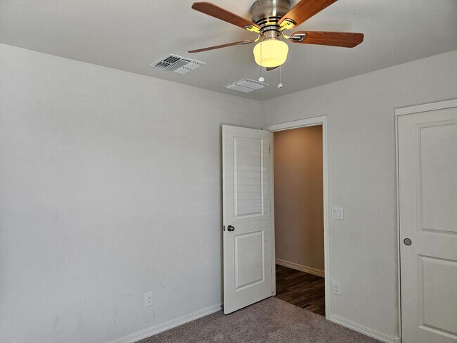 Building Photo - SHORT TERM /FREE RENT CALL FOR DETAILS