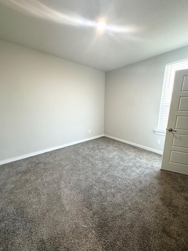 Building Photo - 5 Bedroom 4 Bathroom Ready to Rent ASAP!