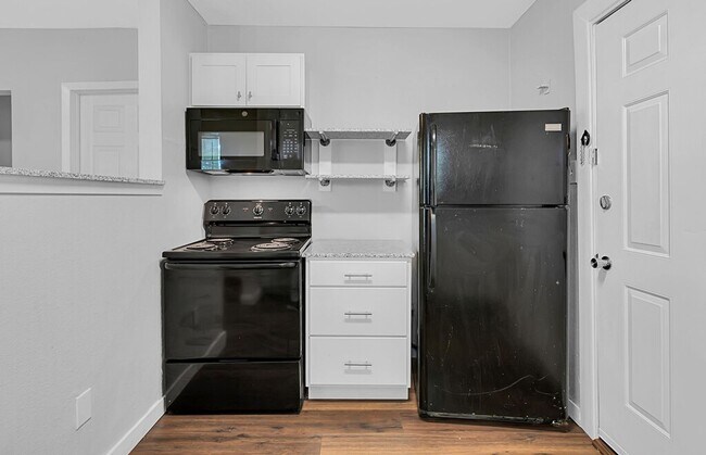 Building Photo - Updated 2 Bedroom Rental with Large Backyard