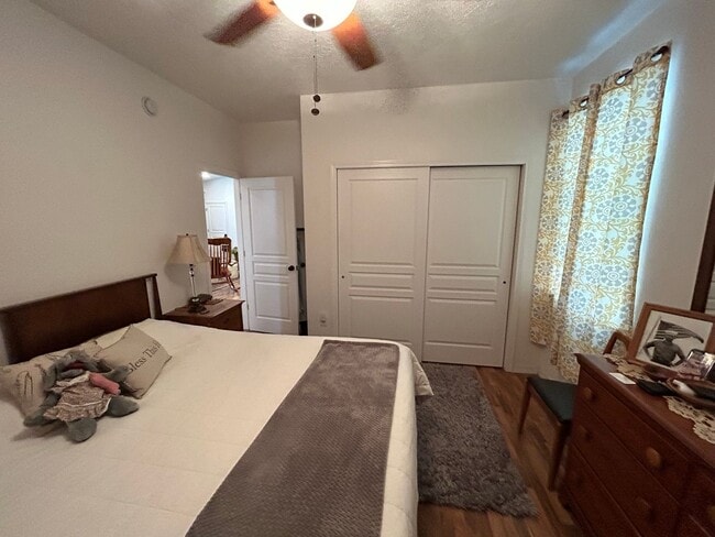 Building Photo - 2 bed 1.5 bath home