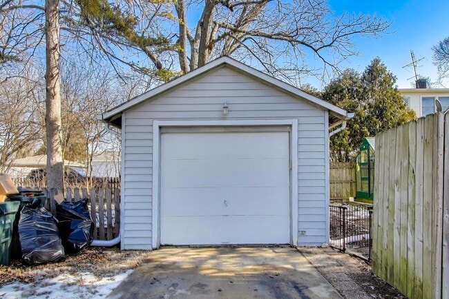 Building Photo - 440 W Main St