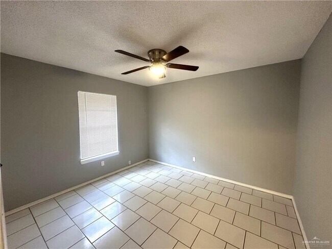 Building Photo - 6 West Dr