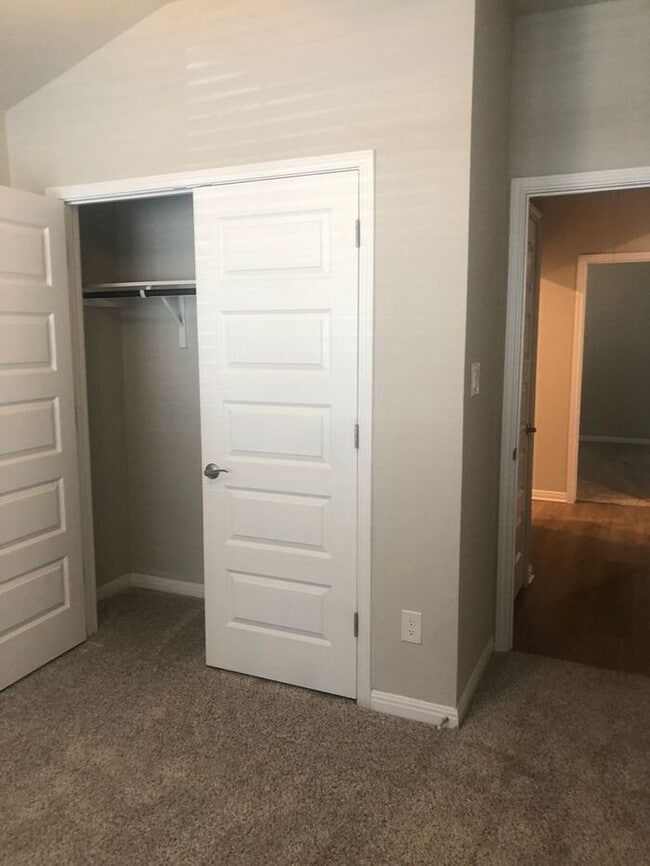 Building Photo - -=Available April 2026=-  4BR/2BA w/ Fenced Yard + Covered Parking in Hutto, TX